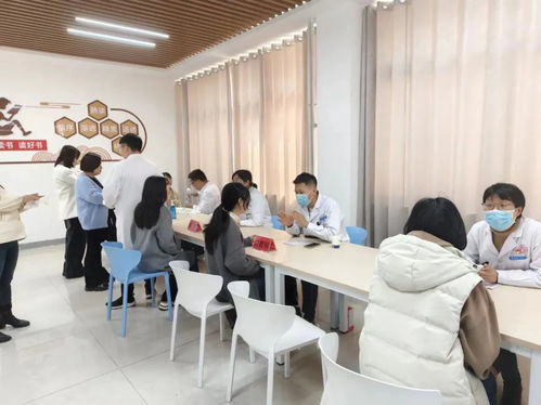 南陽市第十完全學(xué)校高中部 醫(yī)校攜手共筑健康夢(mèng) 義診活動(dòng)情暖教師心