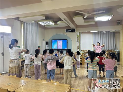 九江市教育科學(xué)研究所蹲點(diǎn)指導(dǎo)市中心幼兒園暑期托管服務(wù)